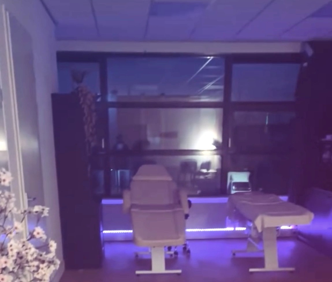 De behandelruimte met behandelstoel, massagetafel en zacht ledlicht